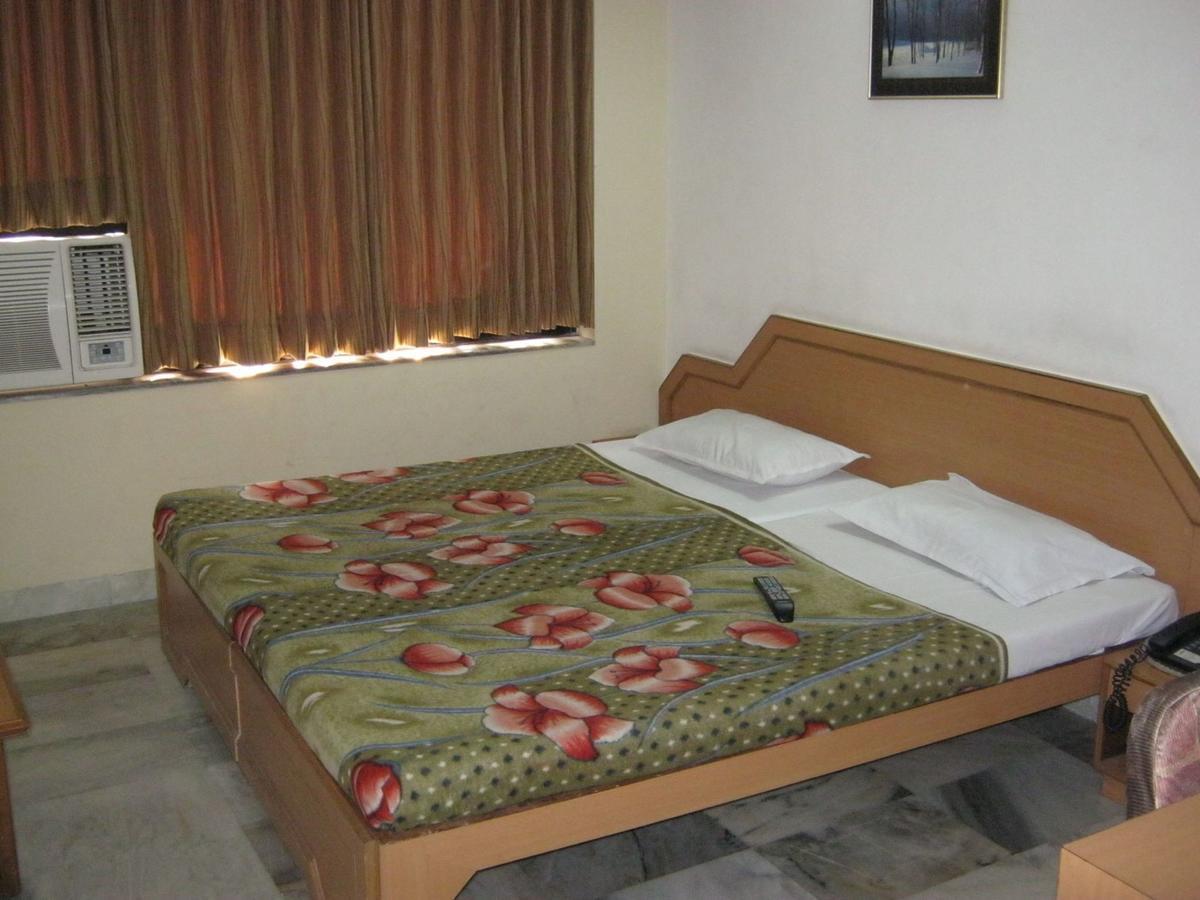 Hotel Galaxy Surat Exterior photo