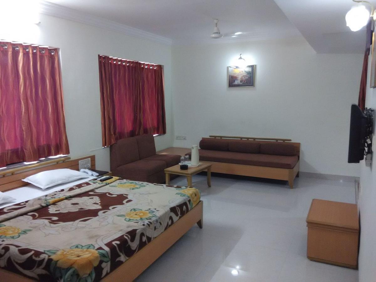 Hotel Galaxy Surat Exterior photo